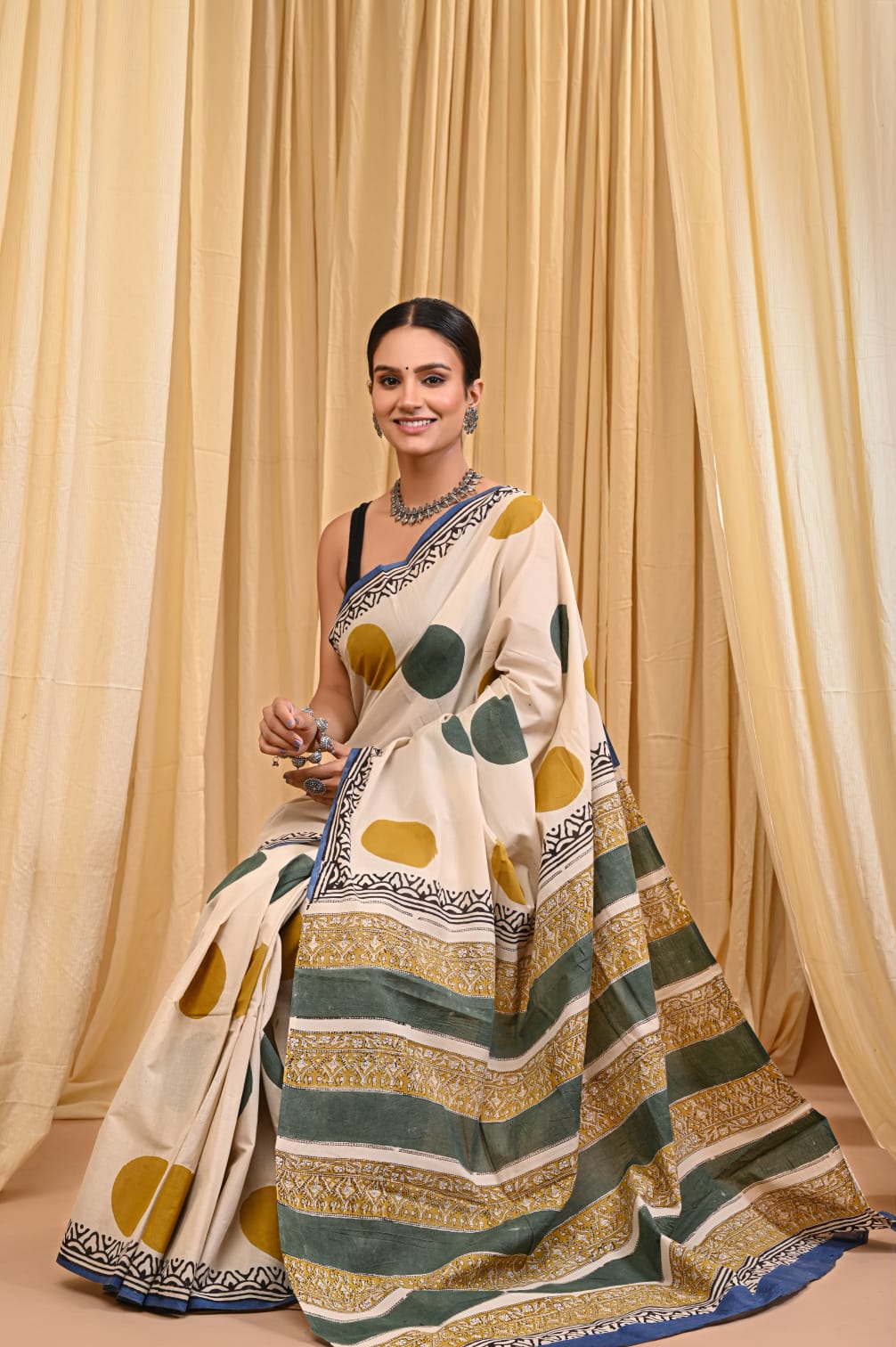 Minimalist cotton mul saree, perfect summer statement.
