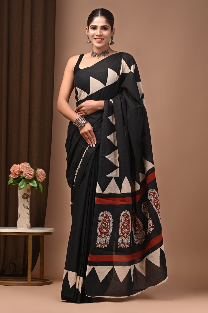 Traditional weave mulmul saree, effortless grace.