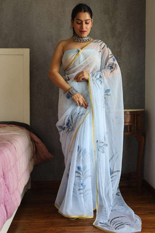 Elegant Chiffon Saree Featuring Intricate Zari Work