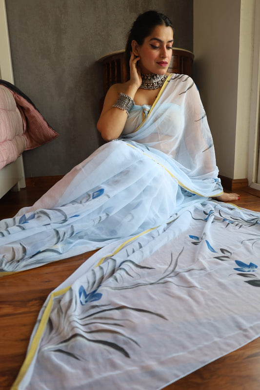 Elegant Chiffon Saree Featuring Intricate Zari Work