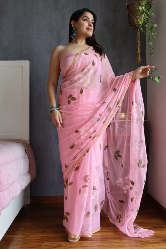 Elegant Chiffon Saree Featuring Intricate Zari Work