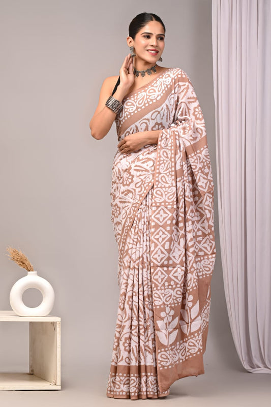 Minimalist cotton mul saree, perfect summer statement.