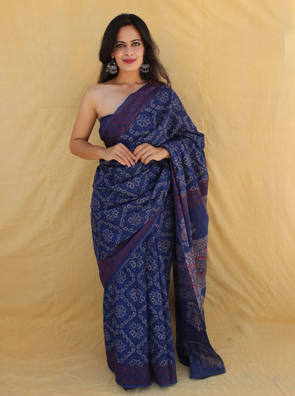 Hand-finished cotton saree in mulmul, classy vibe.