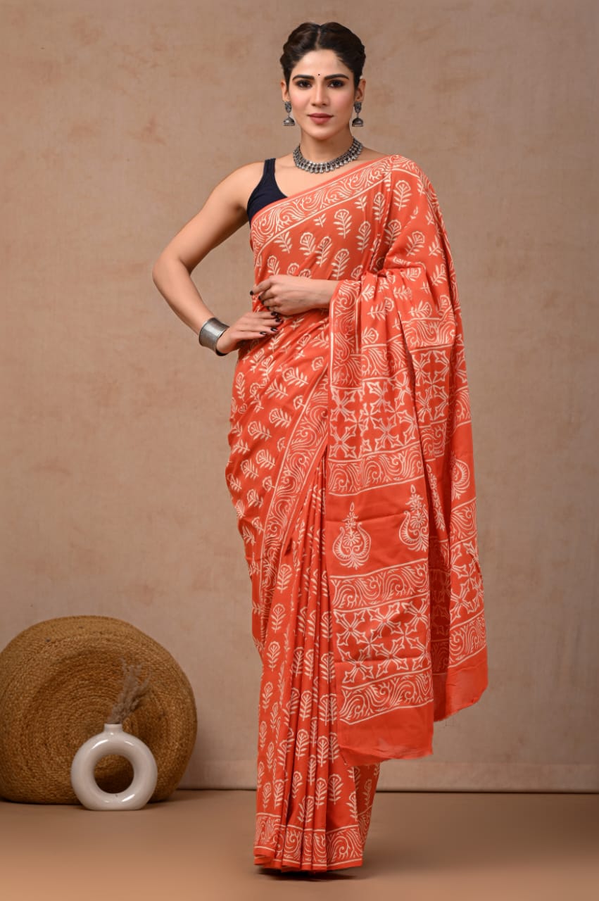 Traditional weave mulmul saree, effortless grace.